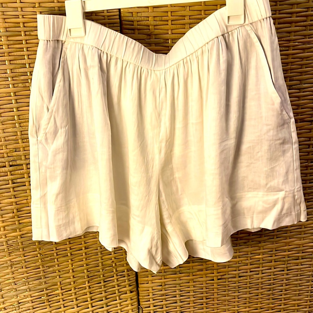 Vince Size XL Flowy White Linen Shorts. NWT, NWB